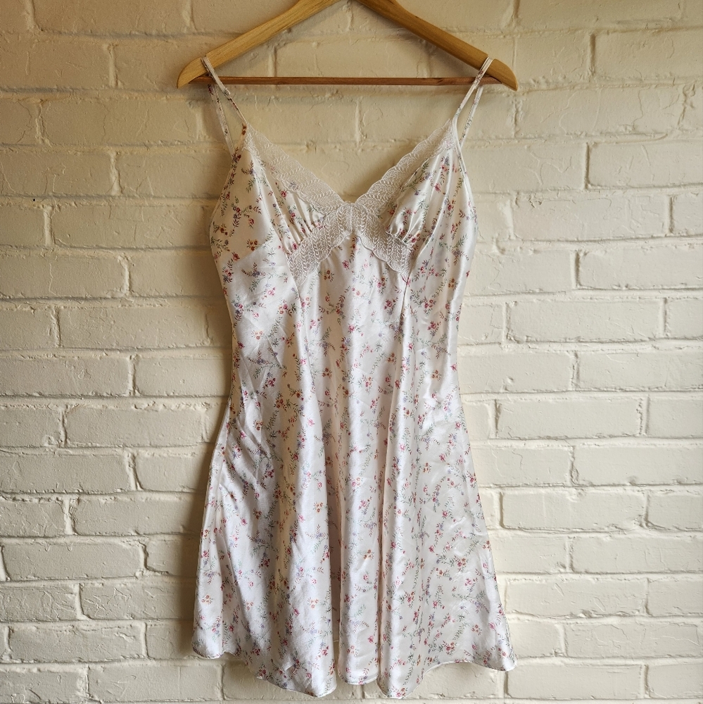 Vintage Versailles by The Bay Floral Lacy Pleated Nightgown Lingerie Slip Size M